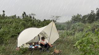 Solo Camping Di Hutan Saat Hujan Lebat • Hujan Berkemah Banjir Api Unggun [upl. by Kimmy]