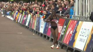 Corredora cae desfallecida antes de cruzar la meta en el Marathon Commonwealth Games 2014 [upl. by Nyrual]