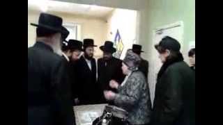 Belz Rebetzin giving money to Chasidim in Manchester [upl. by Rickie]