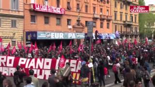 Corteo di Roma lancio di uova e arance al ministero Economia [upl. by Ettenaej]