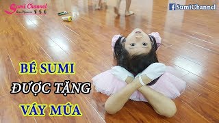 Bé Sumi Đi Học Múa Được Cô Giáo Tặng Váy Múa Hồng Cực Đẹp [upl. by Amando]