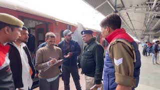 12652Tamil Nadu Sampark kranti Exp train चलती ट्रेन में मोबाइल चोर को पकड़ा [upl. by Ahsiret]