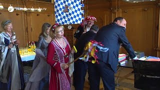 Popo versohlen und Krawatte abschneiden So war der Weiberfasching im Rathaus [upl. by Sholley893]