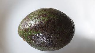 Come pulire lavocado Como cortar e descascar o abacate [upl. by Orgalim]