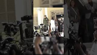 El momento en el que militar venezolana niega el saludo a María Corina Machado cuando va a votar [upl. by Adriene]