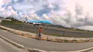 SXM TNCM Sint Maarten Saint Martin décollage 747 KLM takeoff 02102012 goPro [upl. by Otreblide59]