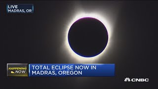 Solar eclipse reaches totality in Oregon in 2017 [upl. by Nabe]