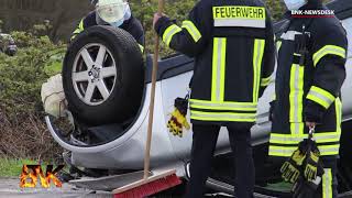 Falsche Ladungssicherung  PKW fällt von Transportanhänger in Meerbusch [upl. by O'Dell]