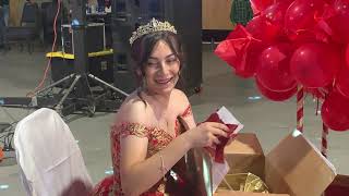 Las madrinas de la quinceañera y recibiendo el regalo sorpresa [upl. by Kcirdot]