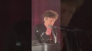 Bob Dylan sul palco con una chiave inglese suona e canta quotDesolation Rowquot [upl. by Natsirhc]