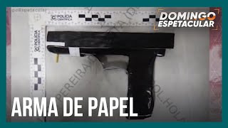 Menor é detido após supostas ameaças com quotarma de papelquot família protesta [upl. by Sparkie]