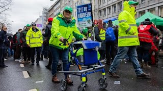 Beschäftigte im öffentlichen Dienst fordern höhere Löhne [upl. by Ahtnicaj]