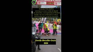 A corrida MarseilleCassis na França Dois corredores escorregaram em faixas publicitárias shorts [upl. by Bianka]