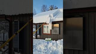 Montones de nieve en el tejado de la casa [upl. by Egide]