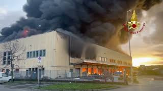 Maxi incendio devasta capannone a Trucazzano Vigili del Fuoco in azione anche con un drone [upl. by Rose]