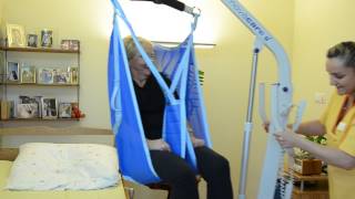 Prolift A222 Einsatz im Alltag Von Patientenbett in die Badewanne durch den Middlesupport Sling [upl. by Adnalra]