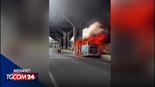 Thailandia a fuoco un bus di studenti in gita scolastica [upl. by Summer]