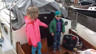 PLASTIC JAGER JILDOU GEEFT EEN RONDLEIDING OVER DE BOOT [upl. by Nihi]