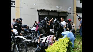 Enfrentamiento entre estudiantes de Medicina y policías durante asignación de cupos para internado [upl. by Gnav]