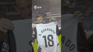 El Valencia CF entrega una camiseta personalizada a Andrés Guardado [upl. by Roxana312]