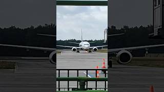 Ryanair Boeing 737800 approaching the gates at Eindhoven Airport [upl. by Peppie]