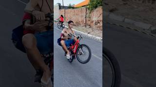 Os moleque chamaram atenção no evento mandando grau engarupado😱😎 grau bike irmãosmedeiros [upl. by Chinua]