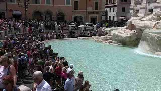 Comienza el quotrecorrido obligatorioquot para ver la Fontana de Trevi de Roma [upl. by Feodor]