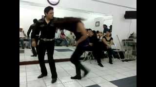 Asi baila Cumbia IMPRESIONANTE Centenerio Mario y Yaya [upl. by Goodyear]