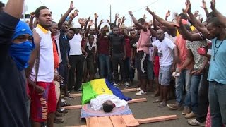 Gabon tensions à Libreville procession pour un civil tué [upl. by Esalb]