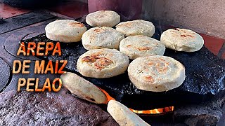 Cómo hacer AREPAS DE MAIZ PELAO de forma artesanal ancestral en fogón de leña y laja de piedra [upl. by Huxley148]