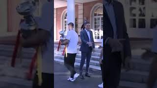 El frío saludo de Carvajal a Pedro Sánchez en la celebración de la Eurocopa ni le mira a la cara [upl. by Sabra]