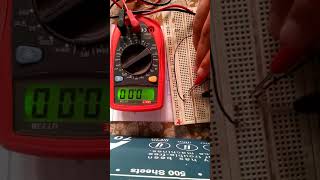 Simple Explanation of series amp parallel circuits on breadboard HindiUrdu [upl. by Trudnak]