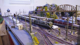 Oberleitung an einer Doppelkreuzungsweiche  Viessmann Oberleitung auf einer Märklin H0 Modellbahn [upl. by Nord]