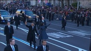 Investiture  Barack et Michelle Obama sortent de voiture pour saluer la foule  2101 [upl. by Bride437]