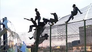 800 inmigrantes intentan entrar en Melilla en un nuevo salto a la valla [upl. by Putscher]