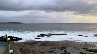 Waves on the rocks at Dee Why Cloudy sky Looking towards Long Reef [upl. by Lorrad157]