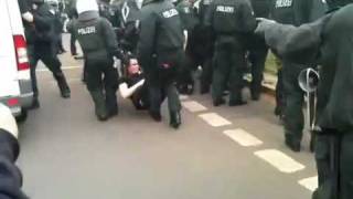 1 Mai 2010 in Berlin  Polizei trägt Demonstranten von der Bornholmer Straße weg [upl. by Elayor194]