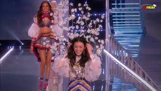 Victoria Secret 2017 Ming Xi bất ngờ vấp ngã trên sân khấu [upl. by Atilrac]