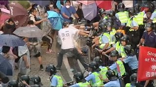 Enfrentamientos en la primera jornada de desobediencia civil en Hong Kong [upl. by Creamer31]