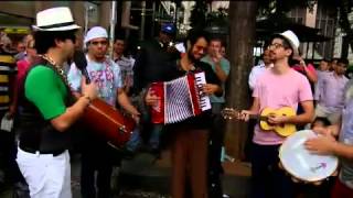 PAGODE NA OFENSA PROVOCA PESSOAS NO CENTRO DE SP [upl. by Ynagoham]