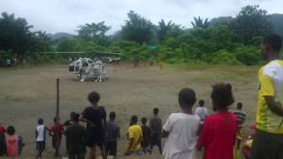 Warga Kampung Kasonaweja Lihat Helikopter Dari Dekat [upl. by Gillead]