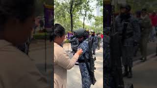 Militares regalan sus insignias a niños durante el desfile militar [upl. by Branham]