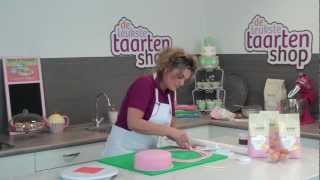 Taart maken en decoreren 3  Taart bekleden met marsepein of fondant [upl. by Colier]