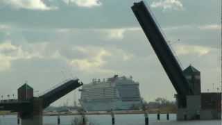 Öffnung der JannBerghausBrücke für die EmsÜberführung der Norwegian Breakaway [upl. by Jervis]