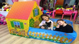 Öykü Masal ve Köpeği Evin İçine Bahçeli Oyun EVİ Kurdu Kids Pretende Play House with Garden [upl. by Ehsrop]