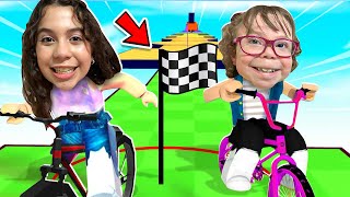 SARAH E ELOAH ANDANDO NA DISPUTA DO JOGO DA BICICLETA  Roblox [upl. by Amelita]