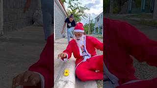 A Santa Claus le encanta jugar con carros 🚕🚗🎅🤣 shorts carros santaclaus comedy [upl. by Ranite]