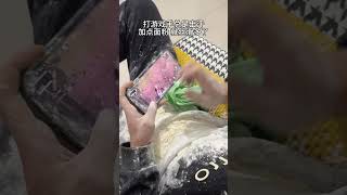 这样打游戏就不怕手出汗了，用的面粉已过期，无浪费行为禁止浪费食物 这操作都看傻了 开眼界了 [upl. by Firehs790]