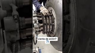 Cambio de neumáticos de un avión ✈️ avion mecanica automotriz tallermecanico reparaciones [upl. by Yliak]