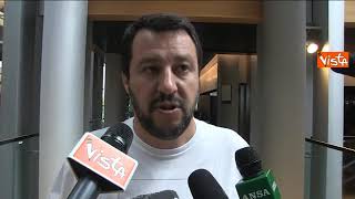 Salvini in Parlamento europeo con la maglietta di Putin «Una risposta agli eurocretini» [upl. by Dachy]